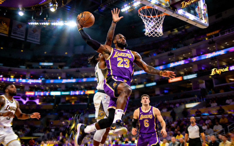 NBA总决赛湖人队球员勒布朗詹姆斯突破上篮的激烈场面
